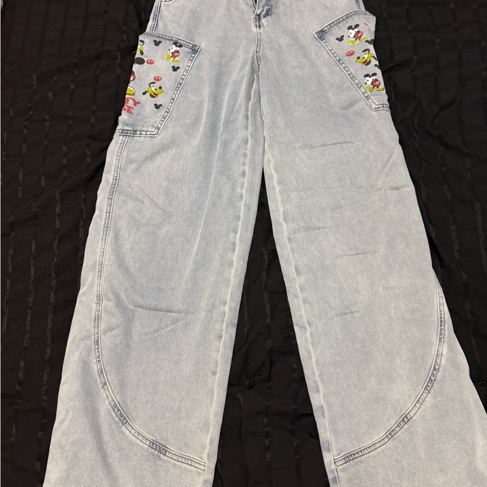 Light Wash Women's Jeans with Embroidered Cartoon Pockets